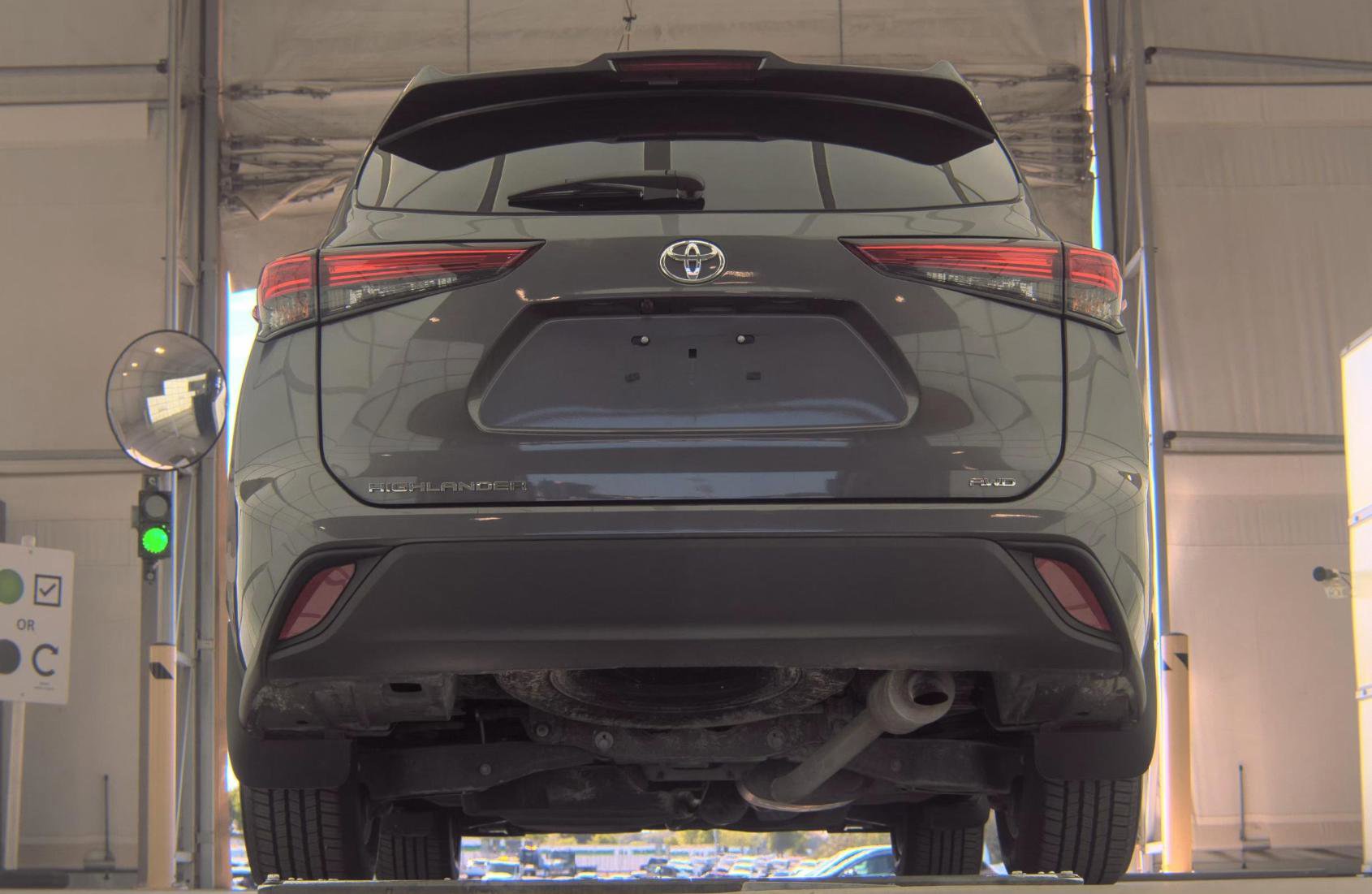 Used 2022 Toyota Highlander L AWD/4WD image 2