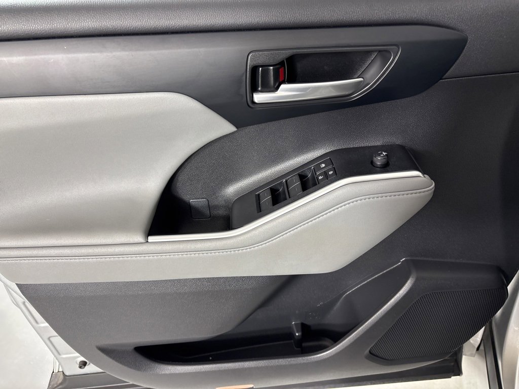 Used 2023 Toyota Highlander XLE image 14