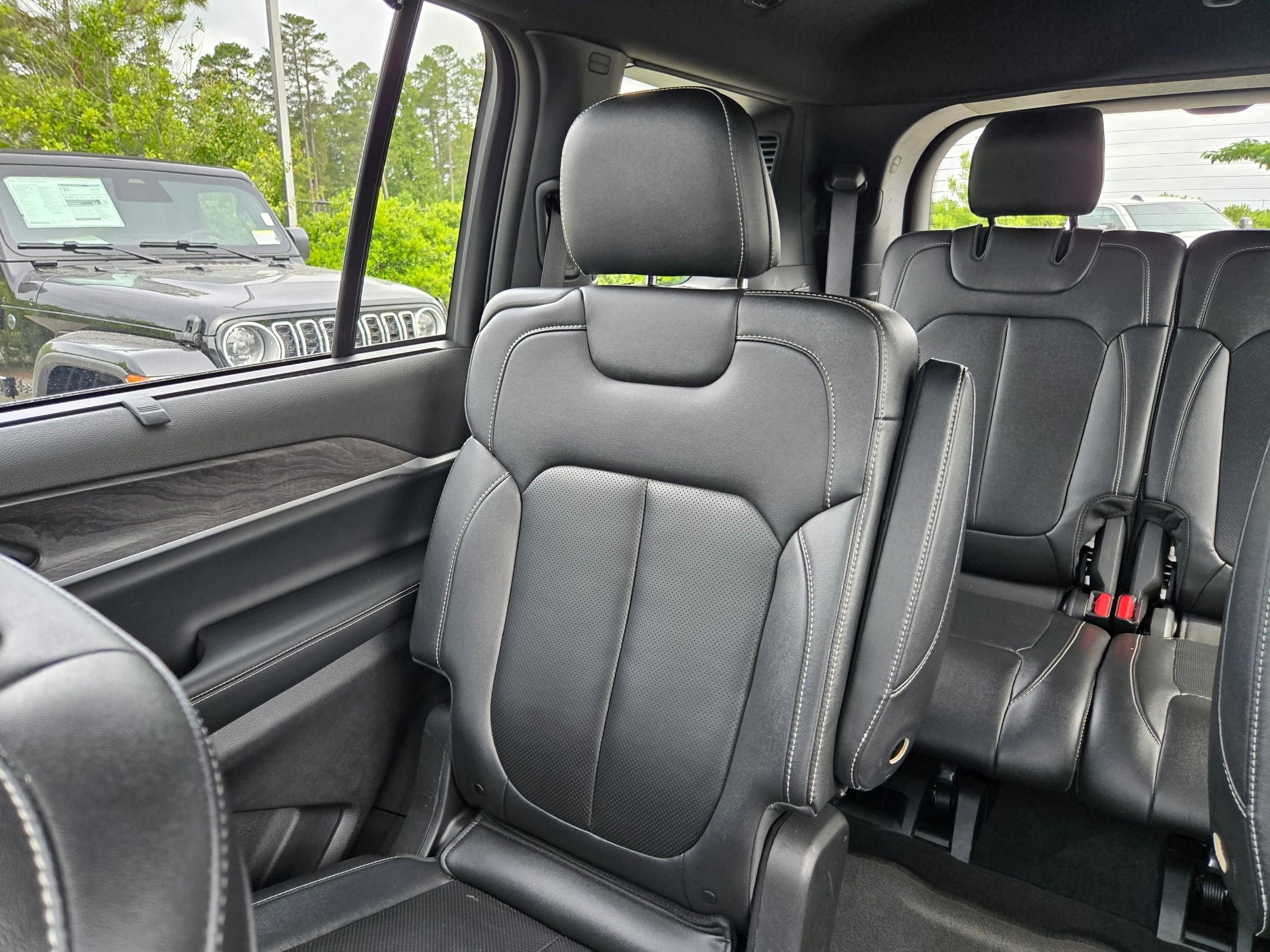 Used 2024 Jeep Grand Cherokee L Limited w/ Luxury Tech Group II AWD/4WD image 12