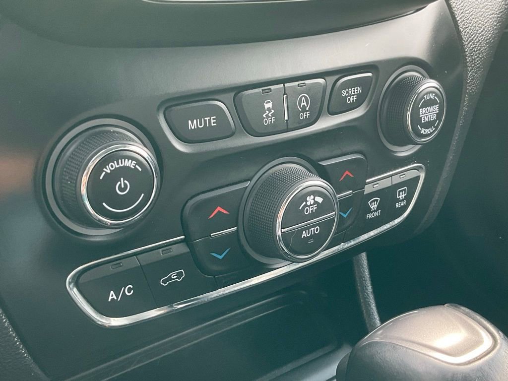 Used 2019 Jeep Cherokee Limited image 4