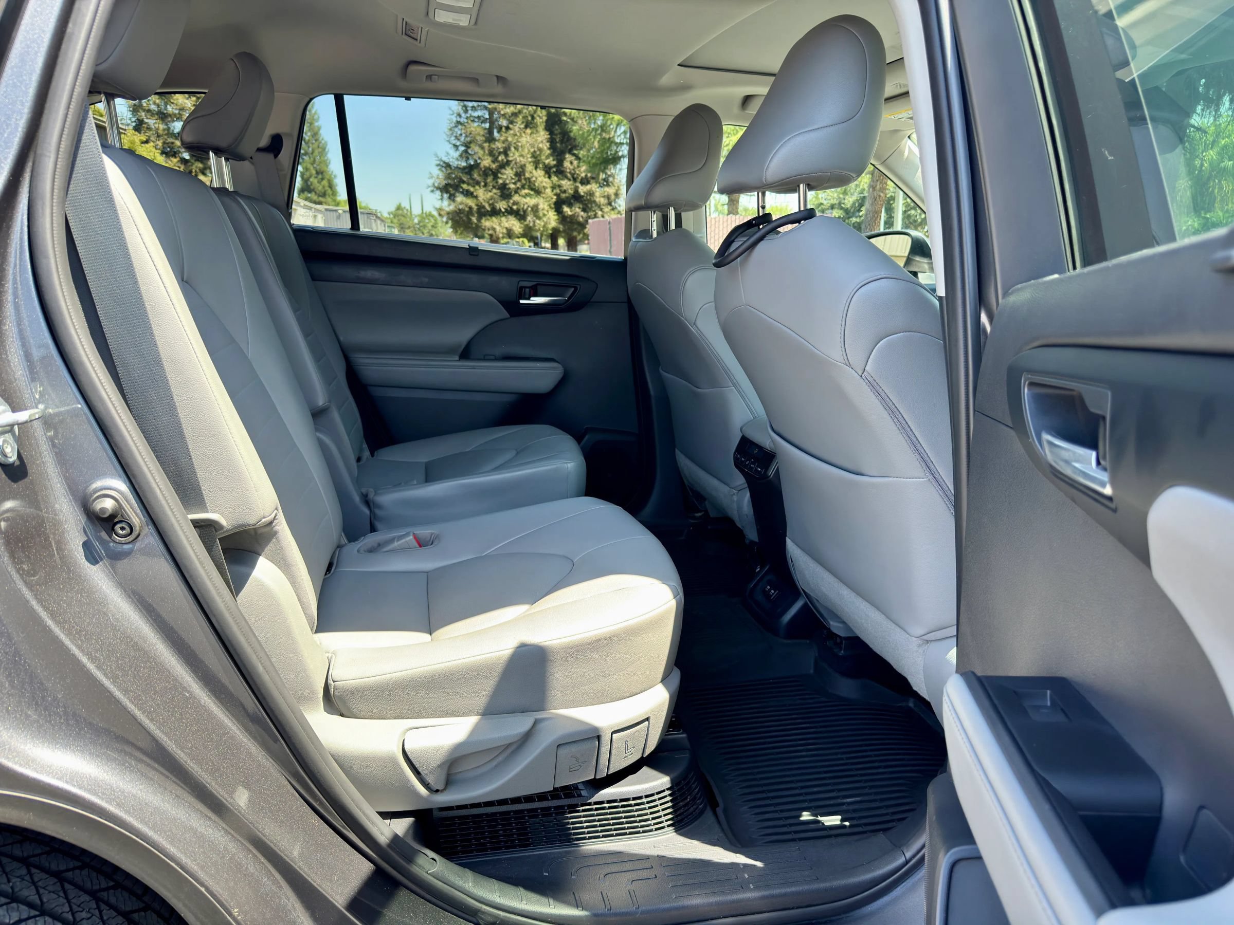 Used 2021 Toyota Highlander XLE AWD/4WD image 11