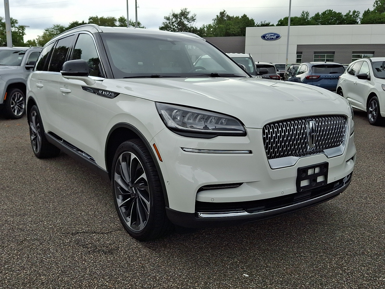 Used 2023 Lincoln Aviator Reserve w/ Equipment Group 201A AWD/4WD image 2