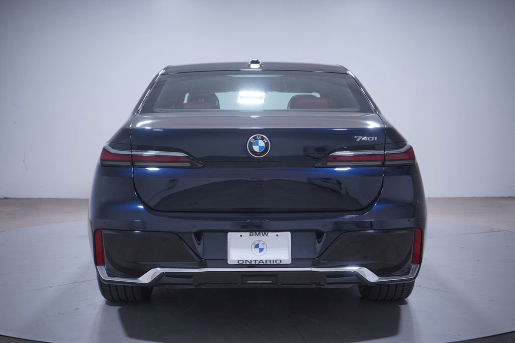 Used 2023 BMW 740i w/ Parking Assistance Package image 5