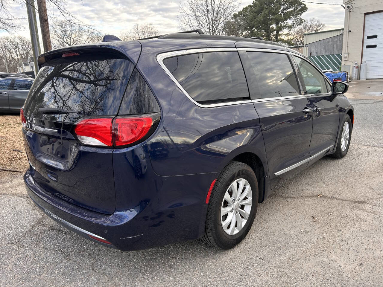 Used 2017 Chrysler Pacifica Touring-L FWD image 7