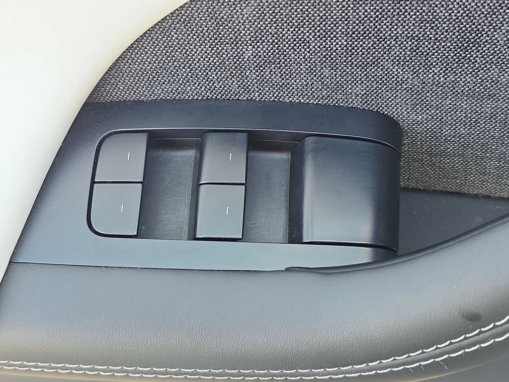 Used 2023 Tesla Model X image 33