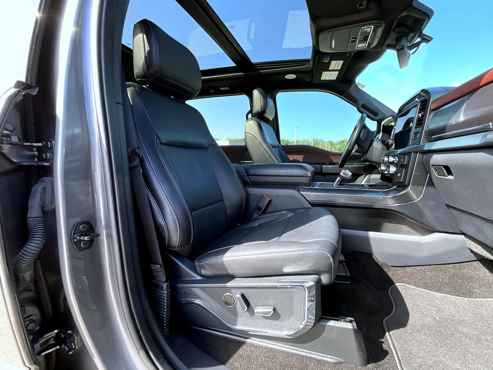 Used 2022 Ford F150 Lariat w/ Equipment Group 502A High AWD/4WD image 19