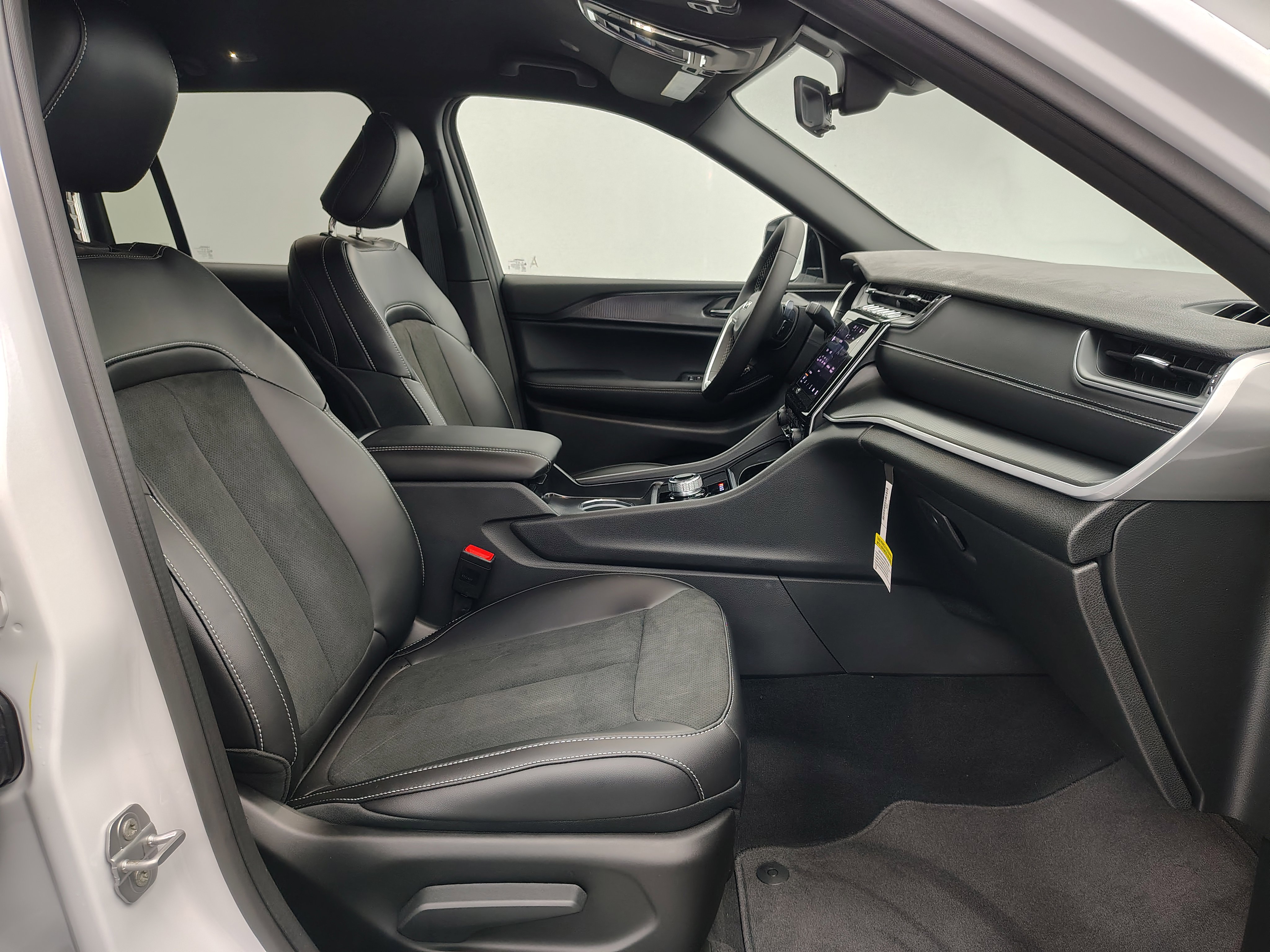 New 2025 Jeep Grand Cherokee Altitude image 22