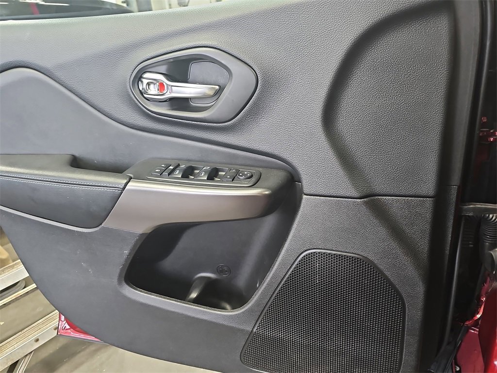 Used 2019 Jeep Cherokee Latitude w/ Cold Weather Group image 24