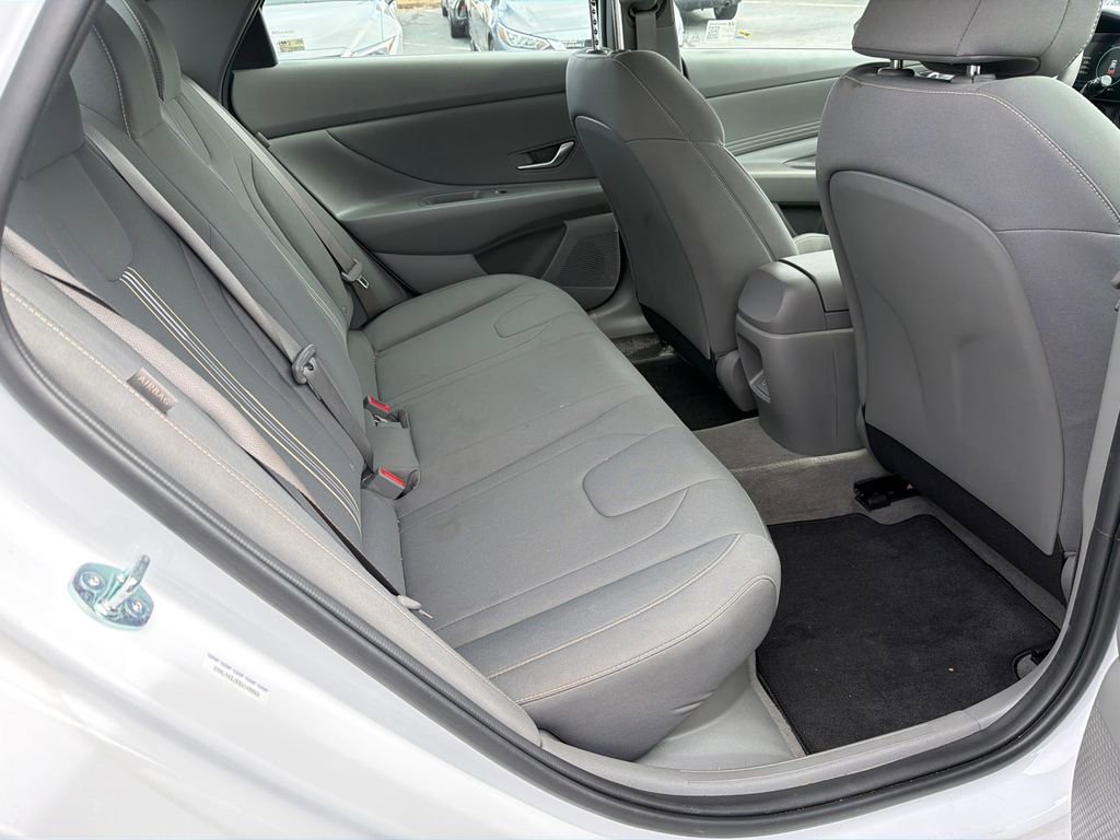 Used 2025 Hyundai Elantra SEL image 16