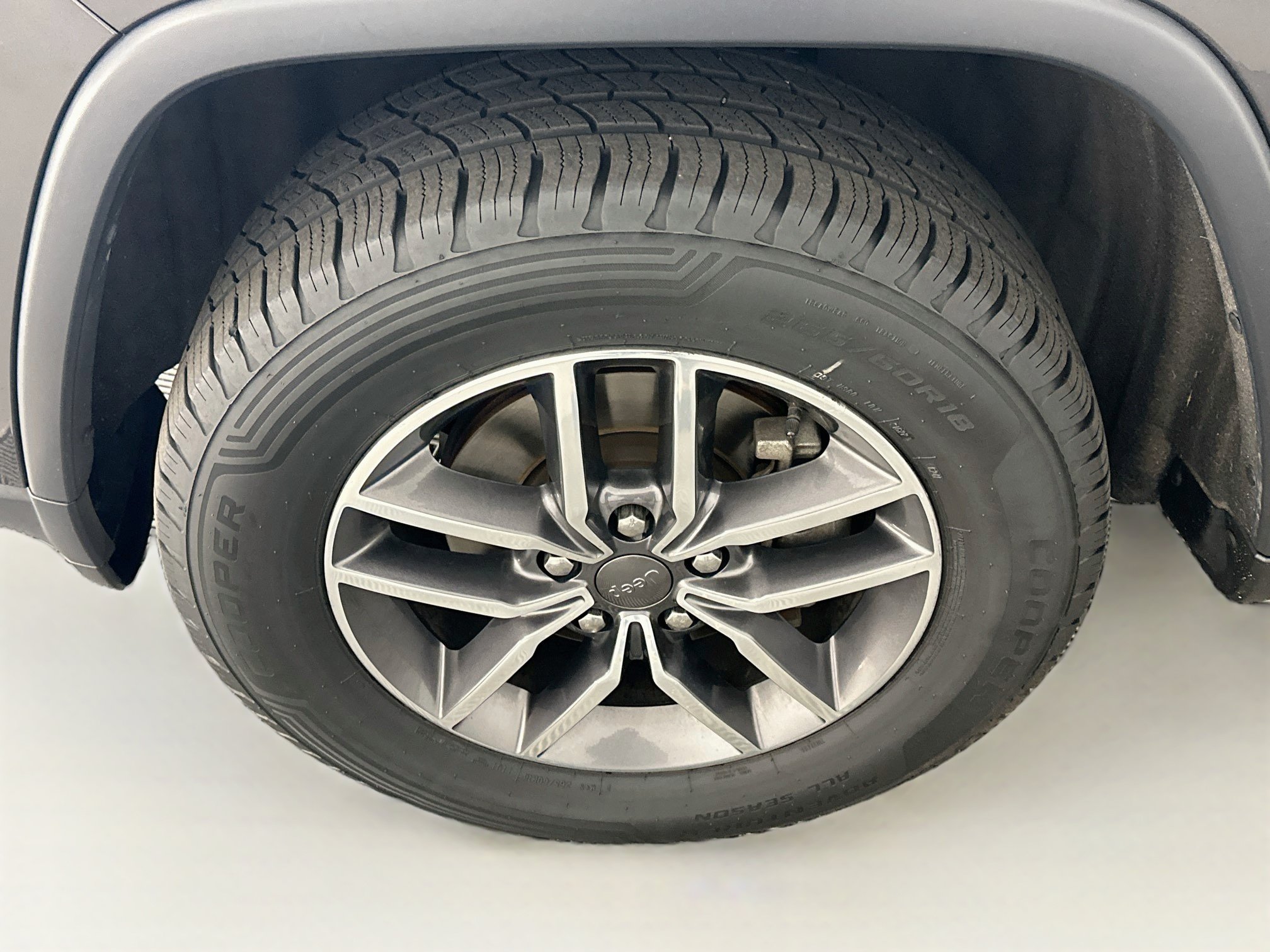 Used 2019 Jeep Grand Cherokee Limited AWD/4WD image 11