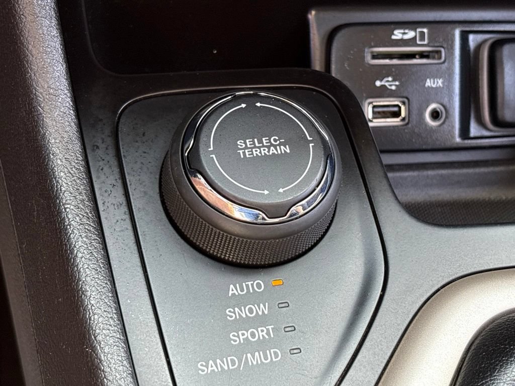 Used 2017 Jeep Cherokee 75th Anniversary AWD/4WD image 19
