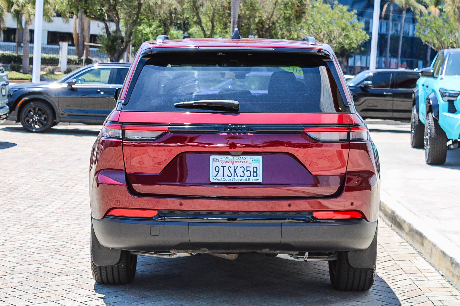 Used 2025 Jeep Grand Cherokee Altitude RWD image 9