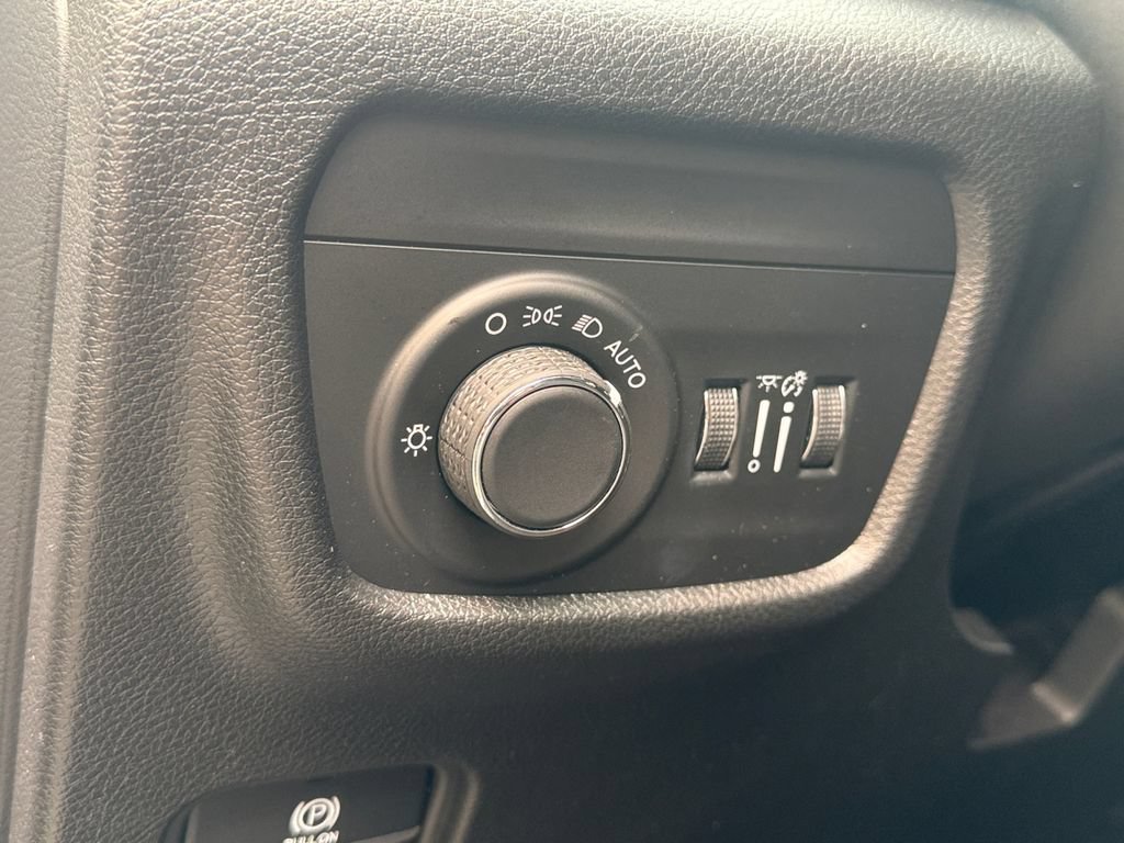 Certified 2023 Jeep Grand Cherokee Laredo AWD/4WD image 17