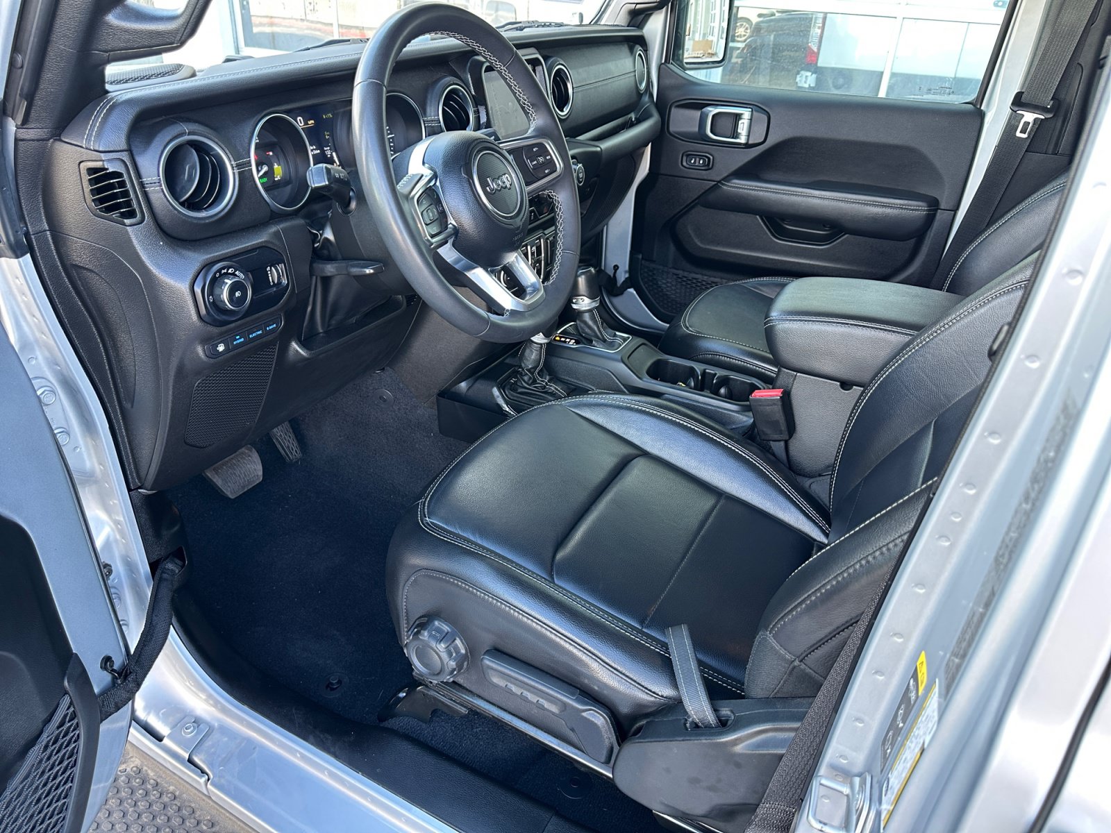 Used 2023 Jeep Wrangler Unlimited Sahara AWD/4WD image 11