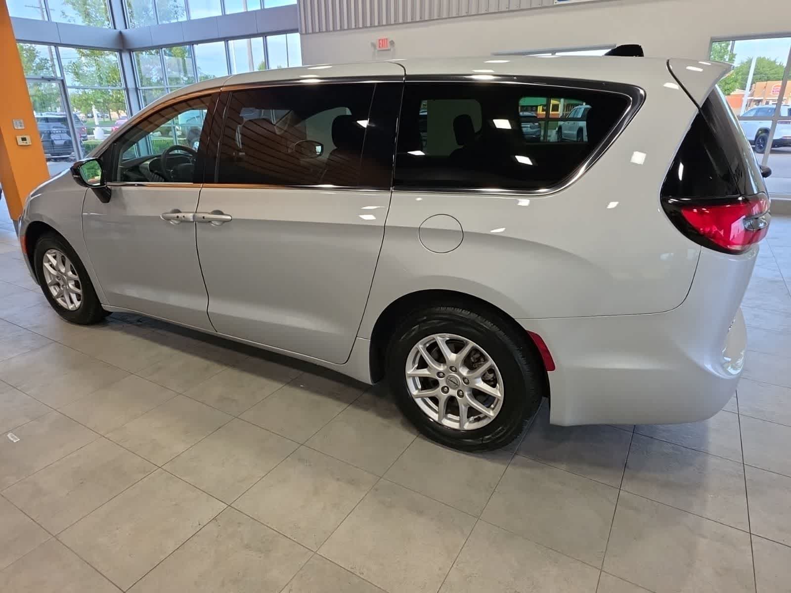 Used 2024 Chrysler Pacifica Touring-L FWD image 13