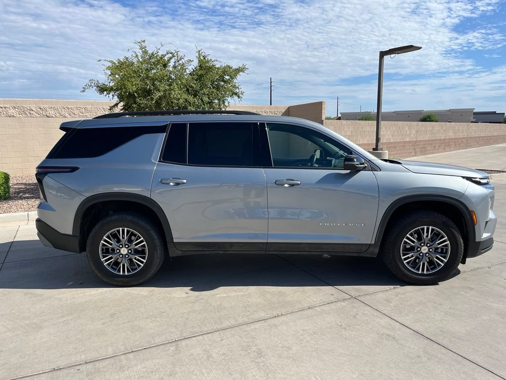 Used 2025 Chevrolet Traverse LT FWD image 11