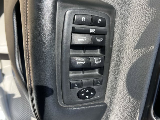 Used 2020 Chrysler Pacifica Touring w/ Advanced Safetytec Group FWD image 9