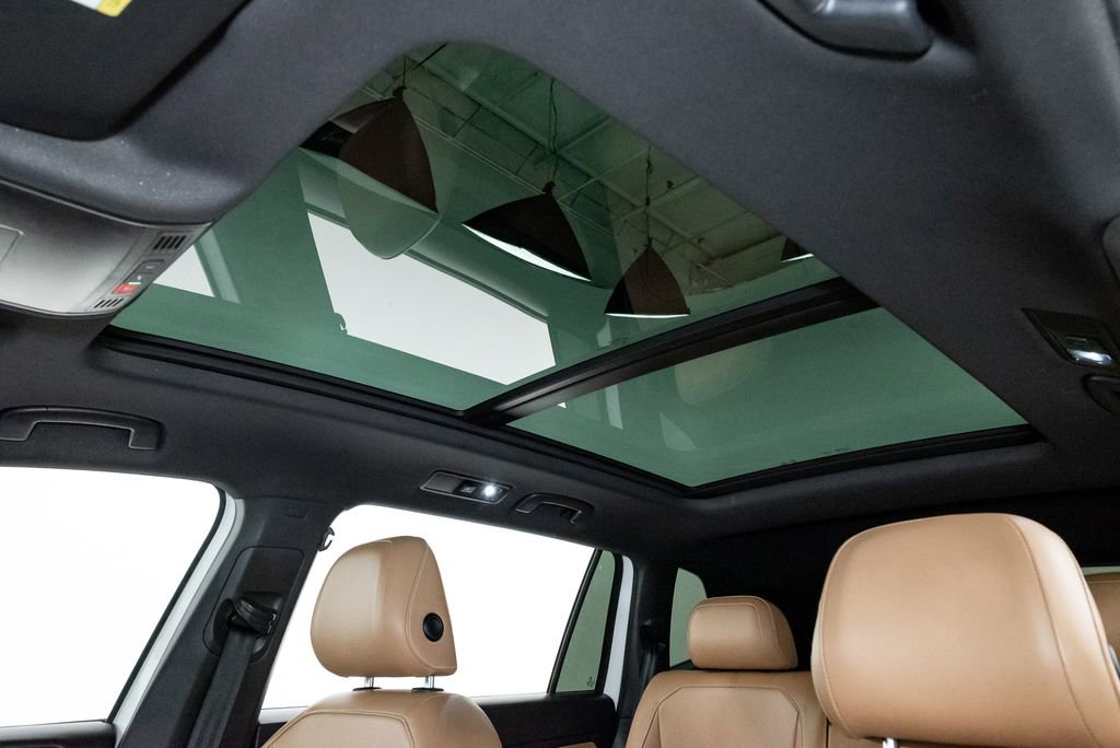 Used 2022 Volkswagen Tiguan SE R-Line image 9