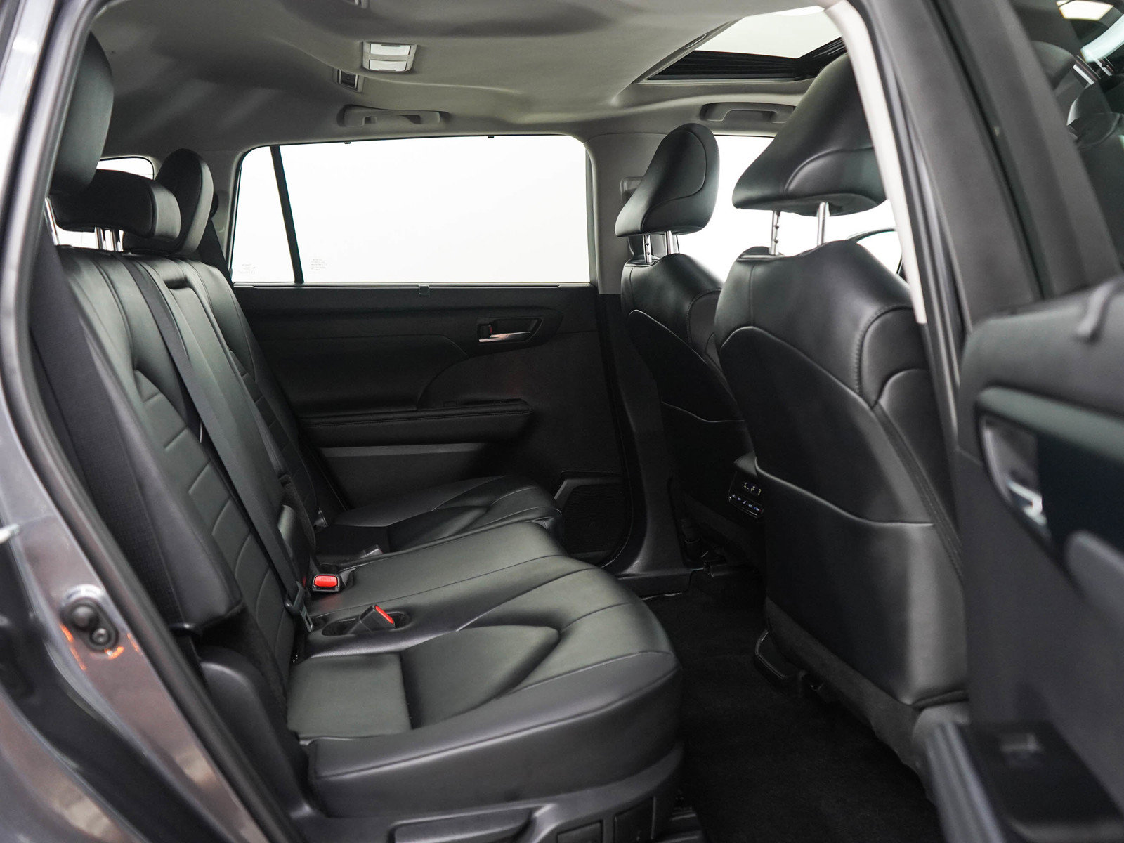Used 2025 Toyota Highlander XLE AWD/4WD image 12