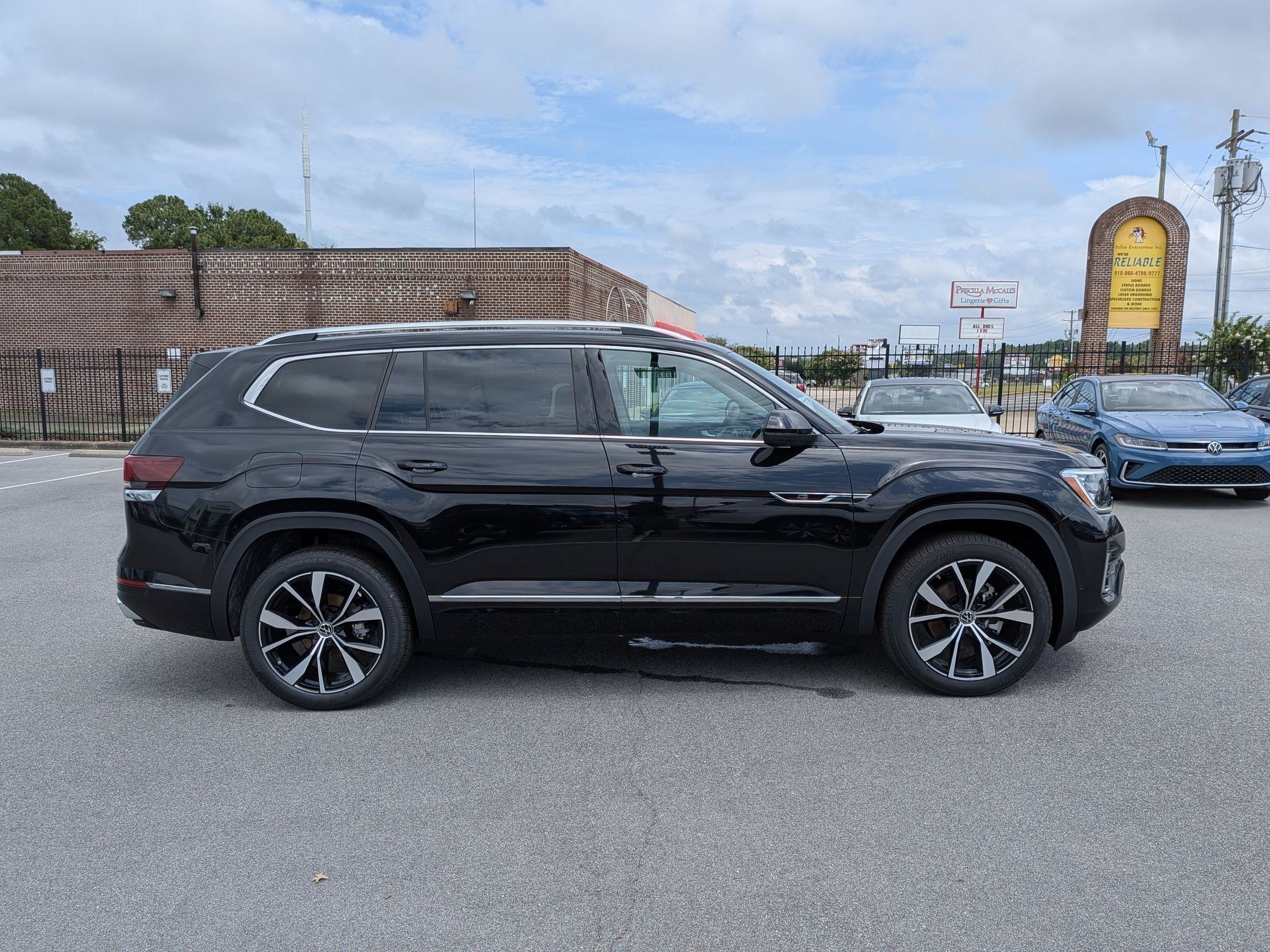 New 2026 Volkswagen Atlas SEL Premium R-Line AWD/4WD image 2