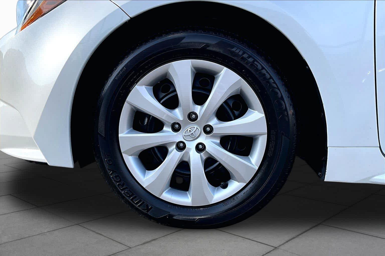 Used 2025 Toyota Corolla LE FWD image 11