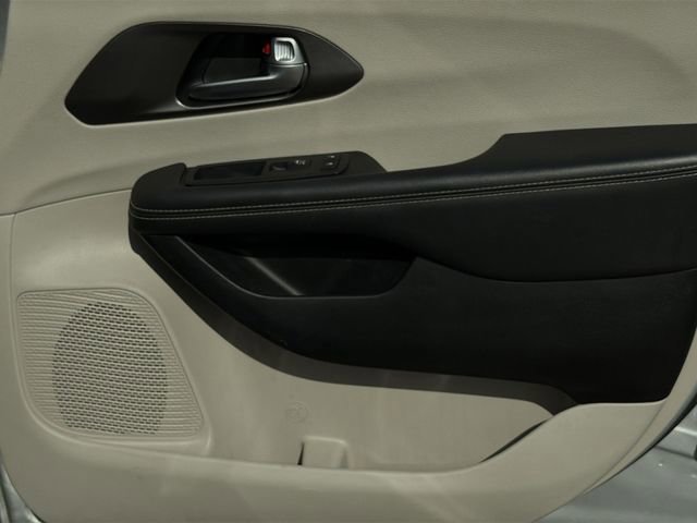 Used 2024 Chrysler Pacifica Touring-L image 35