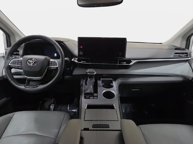 Certified 2025 Toyota Sienna XLE FWD image 9