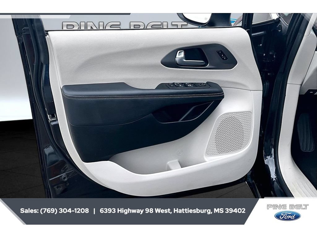 Used 2023 Chrysler Pacifica Touring-L FWD image 18