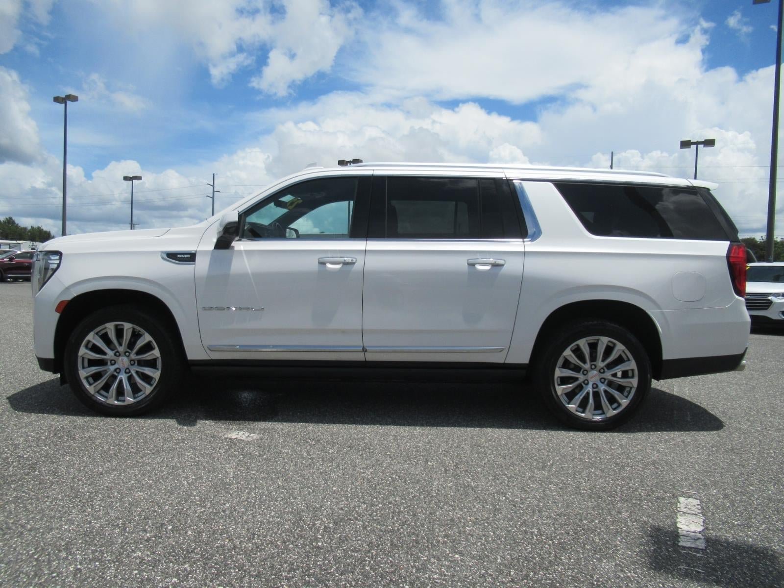 Used 2022 GMC Yukon XL Denali w/ Advanced Technology Package AWD/4WD image 4
