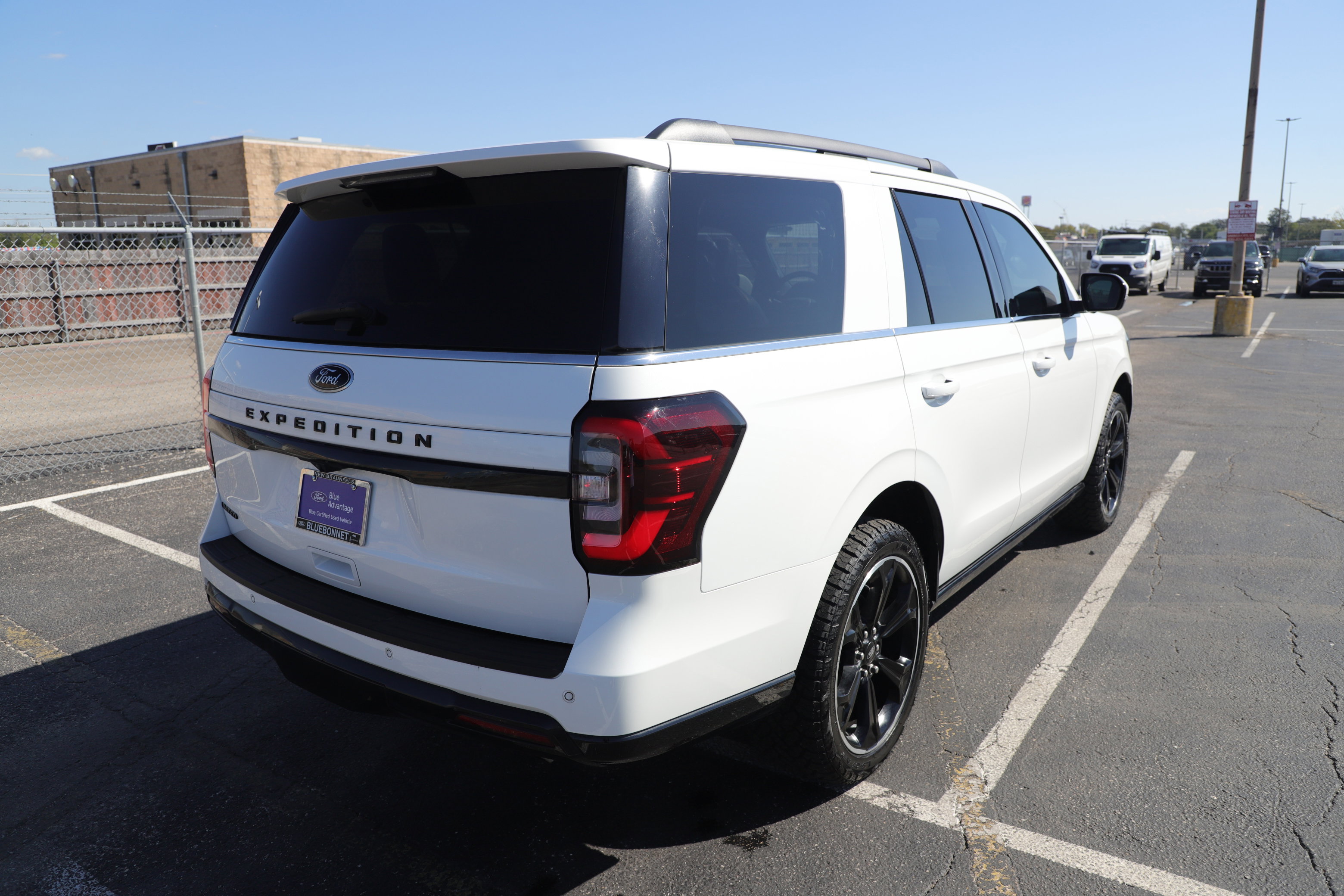 Used 2022 Ford Expedition Limited image 2