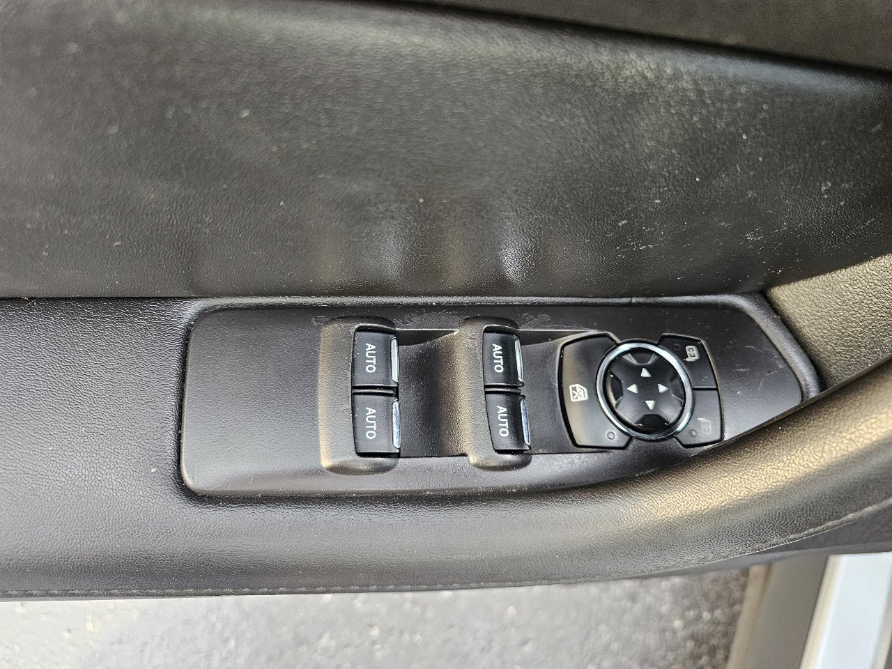 Used 2014 Lincoln MKS image 5