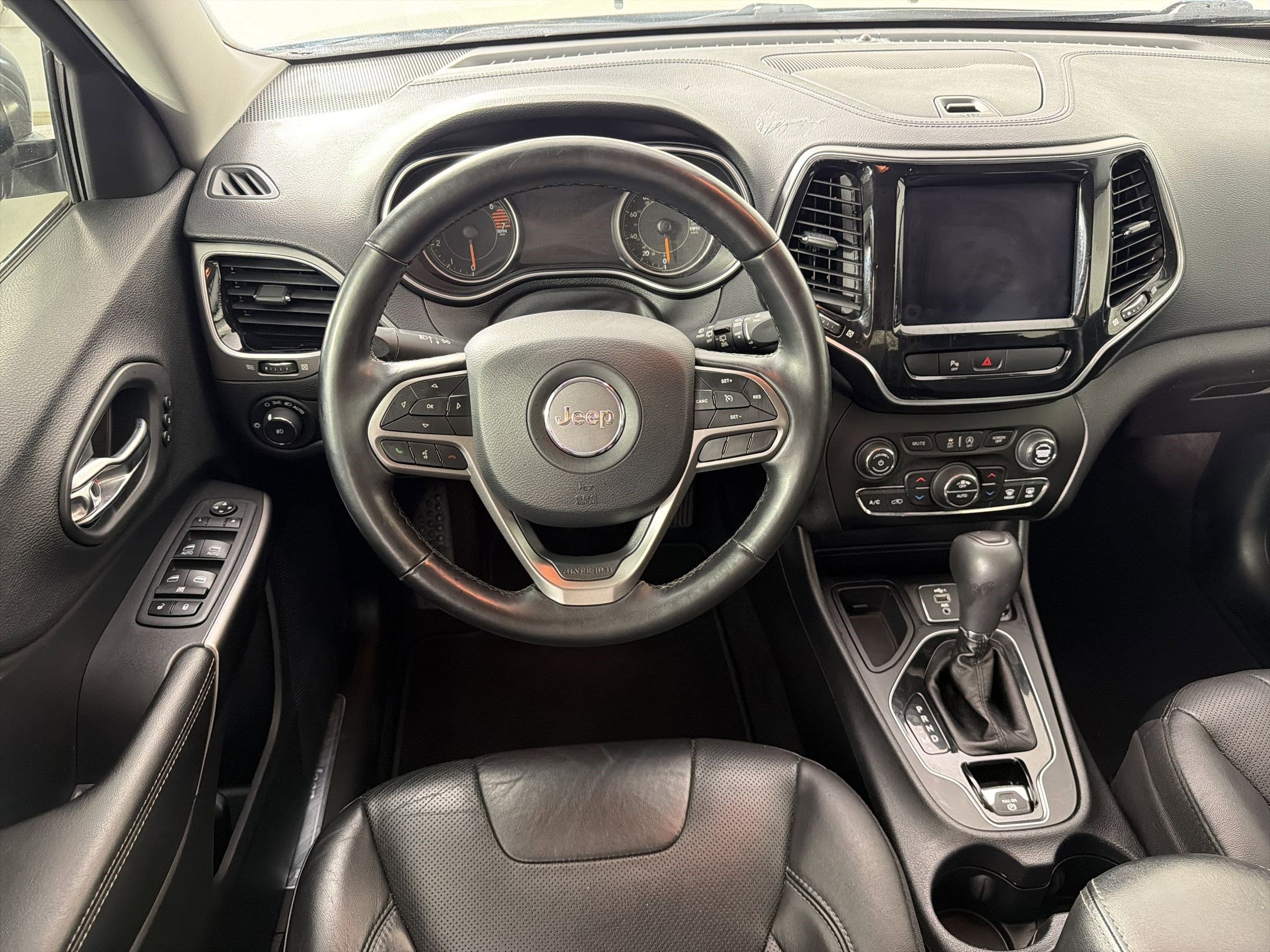 Used 2020 Jeep Cherokee Limited image 27