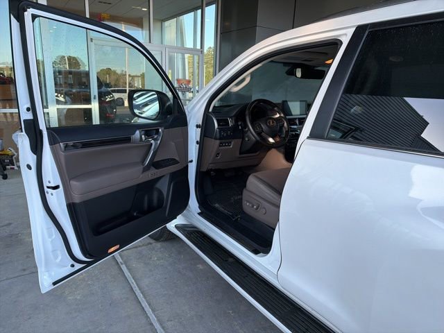 Used 2023 Lexus GX 460 Premium w/ Accessory Package AWD/4WD image 12