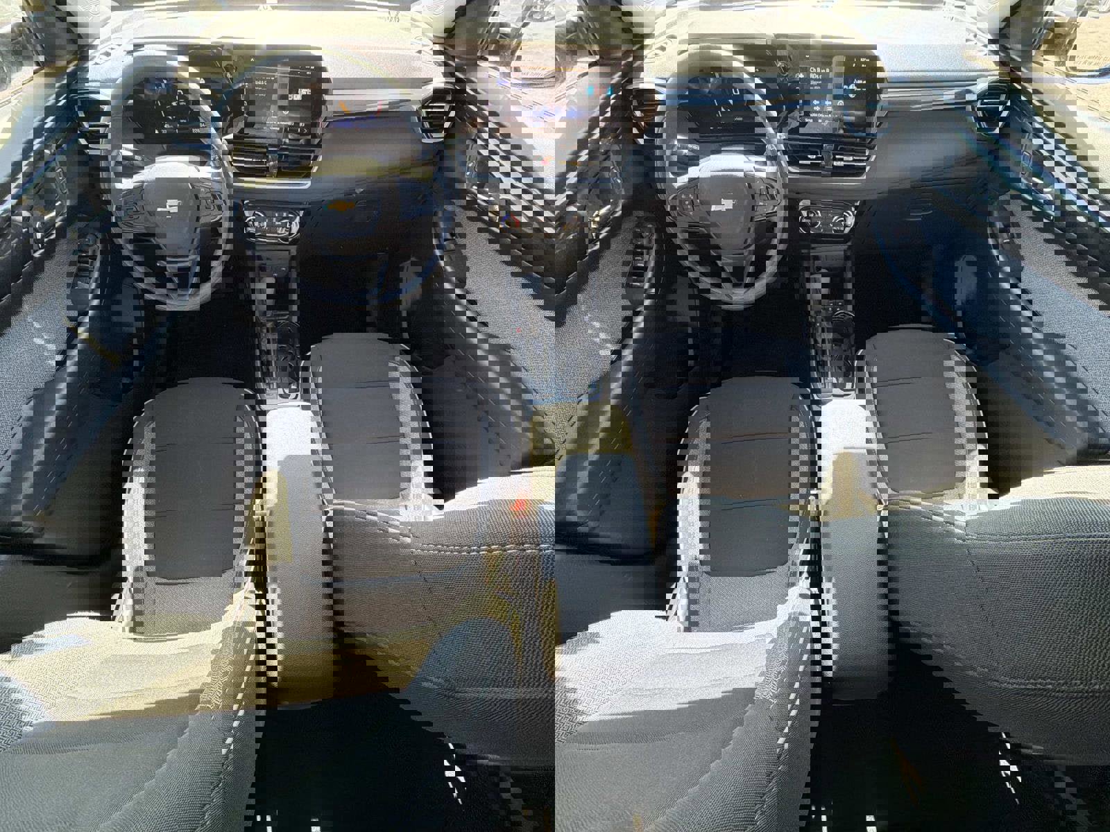 Used 2025 Chevrolet TrailBlazer LT image 2