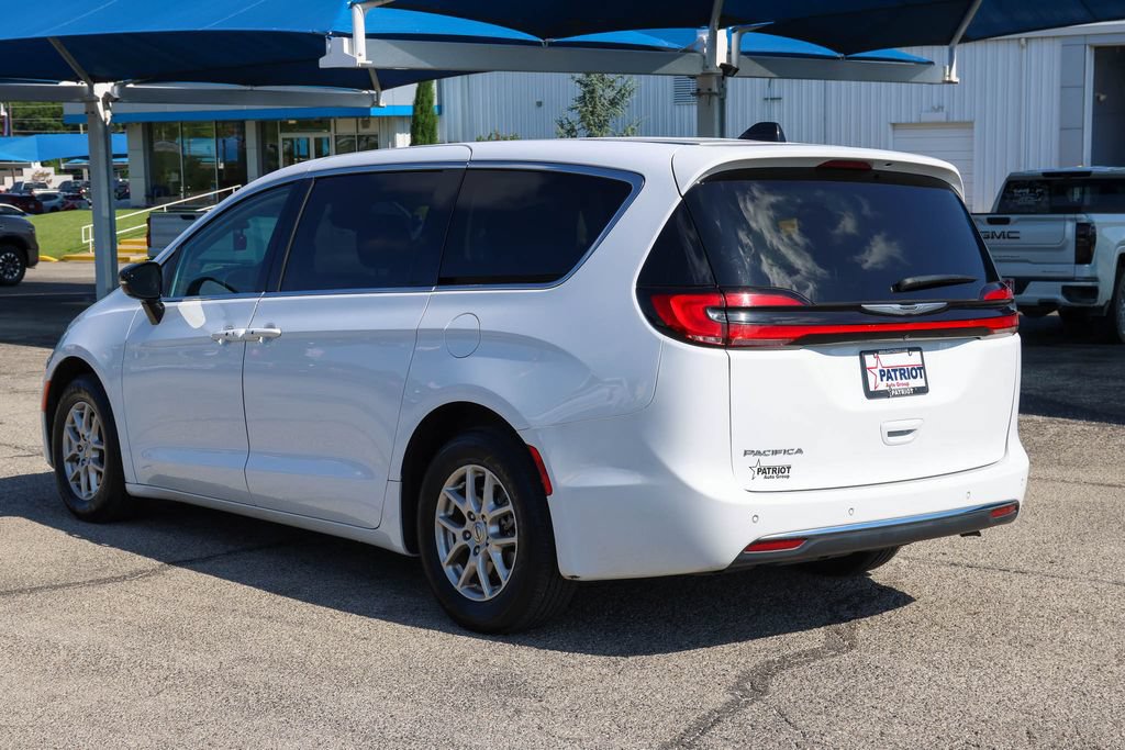 Used 2024 Chrysler Pacifica Touring-L FWD image 3