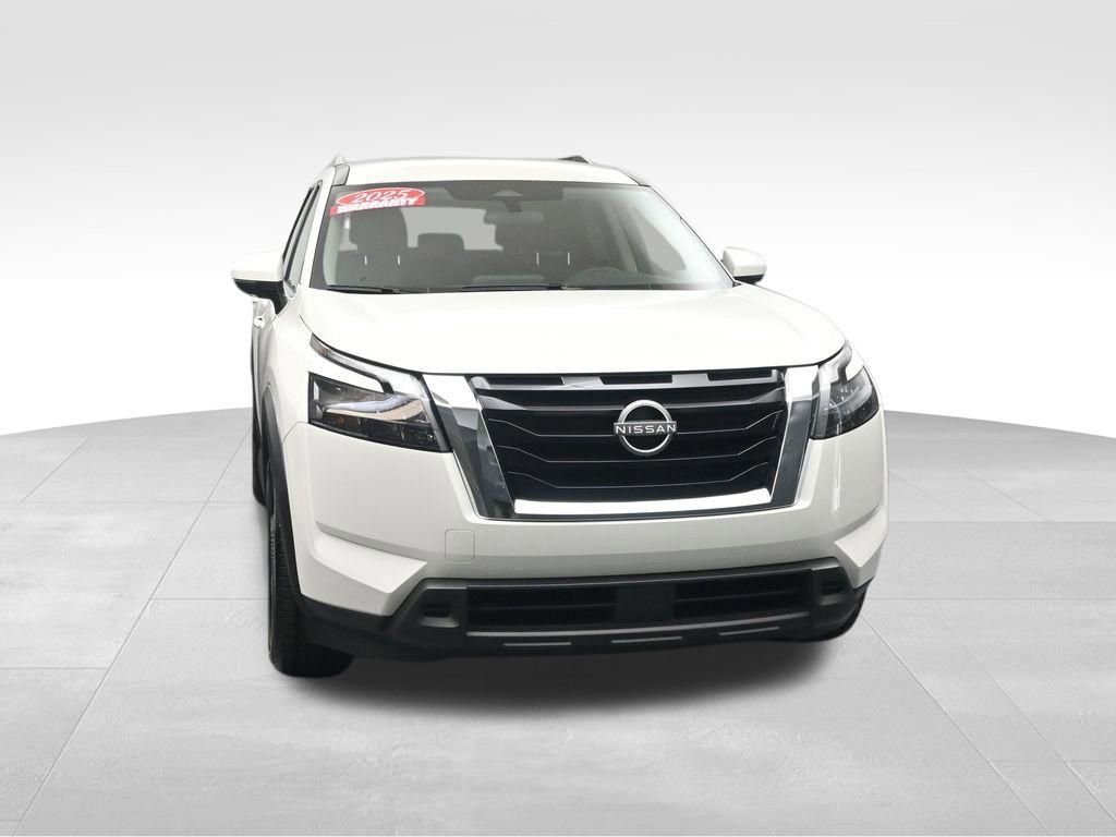 Used 2025 Nissan Pathfinder SV FWD image 8