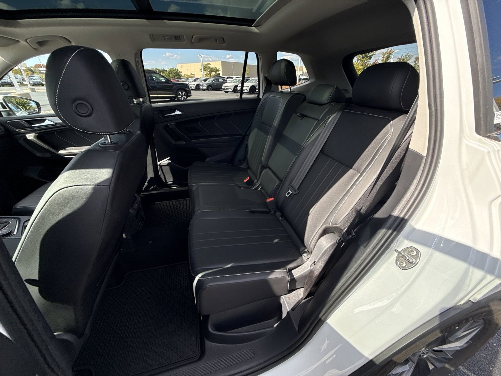 Used 2023 Volkswagen Tiguan SE w/ Panoramic Sunroof Package AWD/4WD image 24