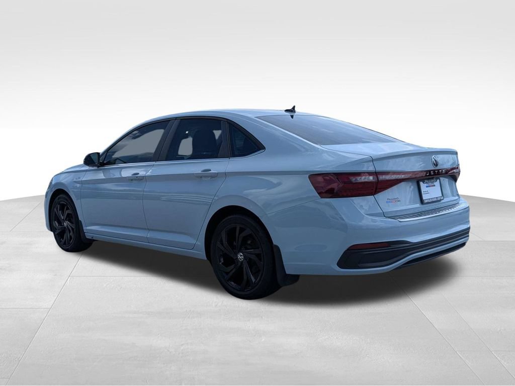 Used 2025 Volkswagen Jetta SE FWD image 6