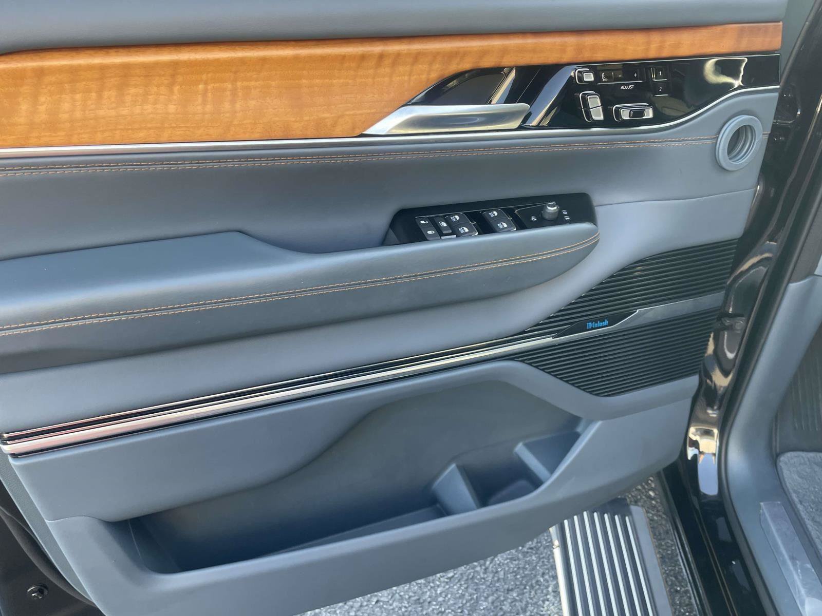 Used 2022 Jeep Grand Wagoneer Series II w/ Premium Group II AWD/4WD image 19