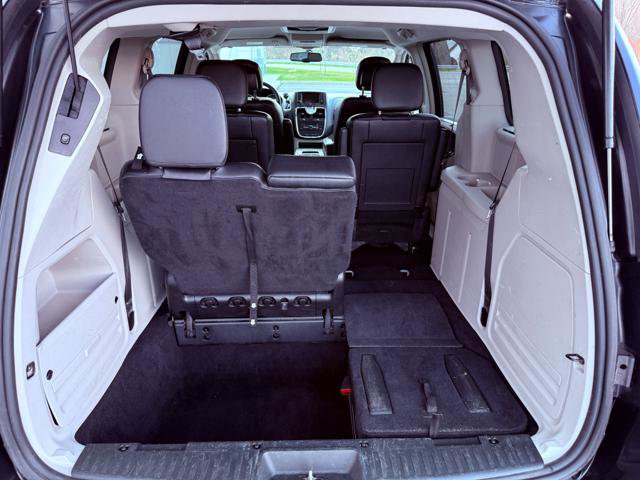 Used 2015 Chrysler Town & Country Touring FWD image 25