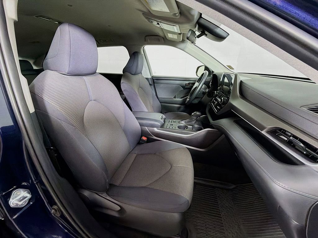 Used 2023 Toyota Highlander LE image 29