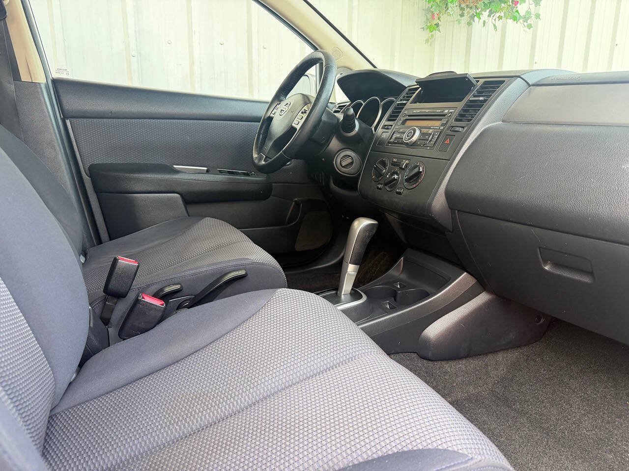 Used 2009 Nissan Versa Hatchback w/ Convenience Pkg FWD image 21