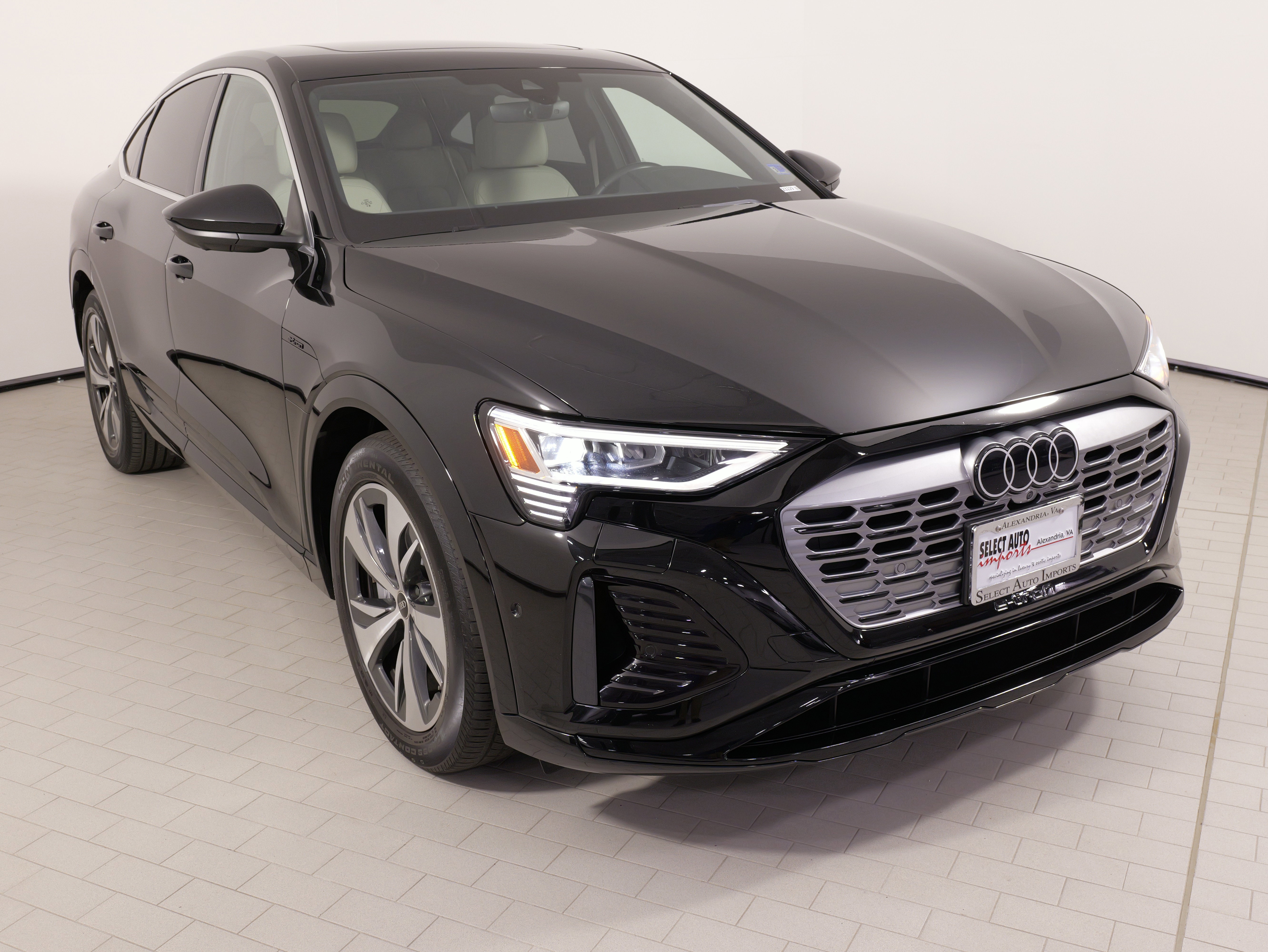 Used 2024 Audi Q8 e-tron Premium Plus w/ Premium Plus Package image 5
