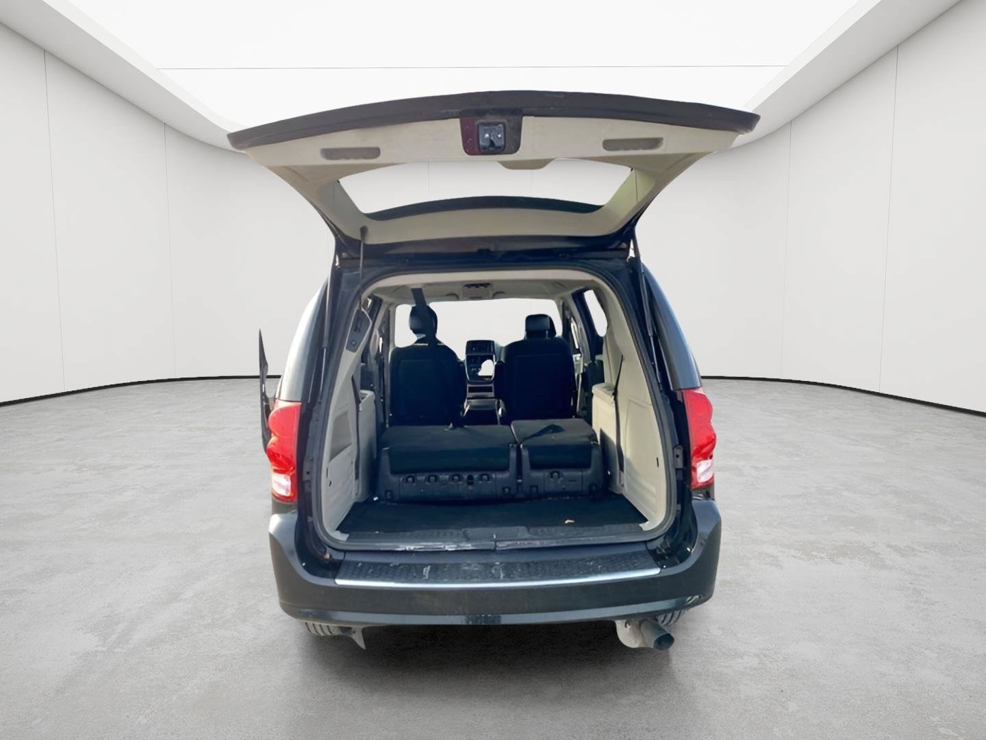 Used 2016 Dodge Grand Caravan SXT FWD image 35