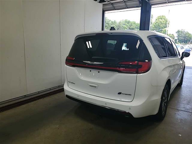 Used 2025 Chrysler Pacifica Select FWD image 6