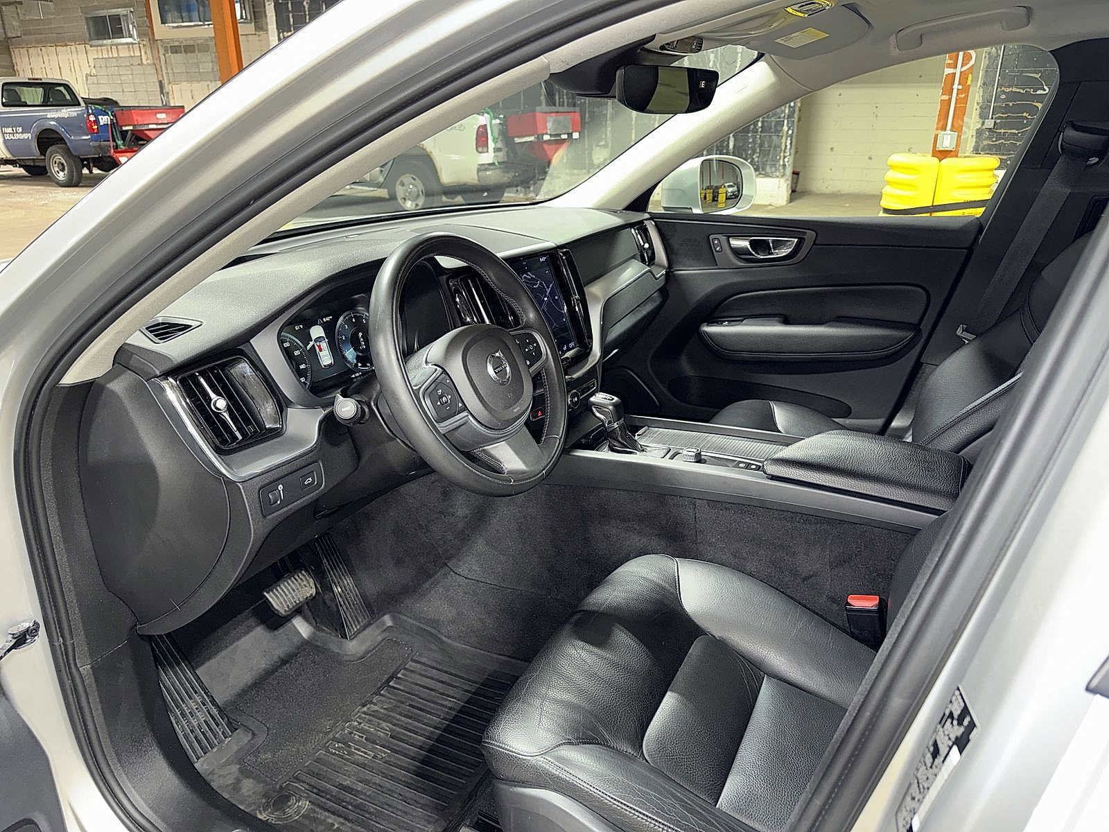 Used 2018 Volvo XC60 T6 Momentum w/ Advanced Package AWD/4WD image 29
