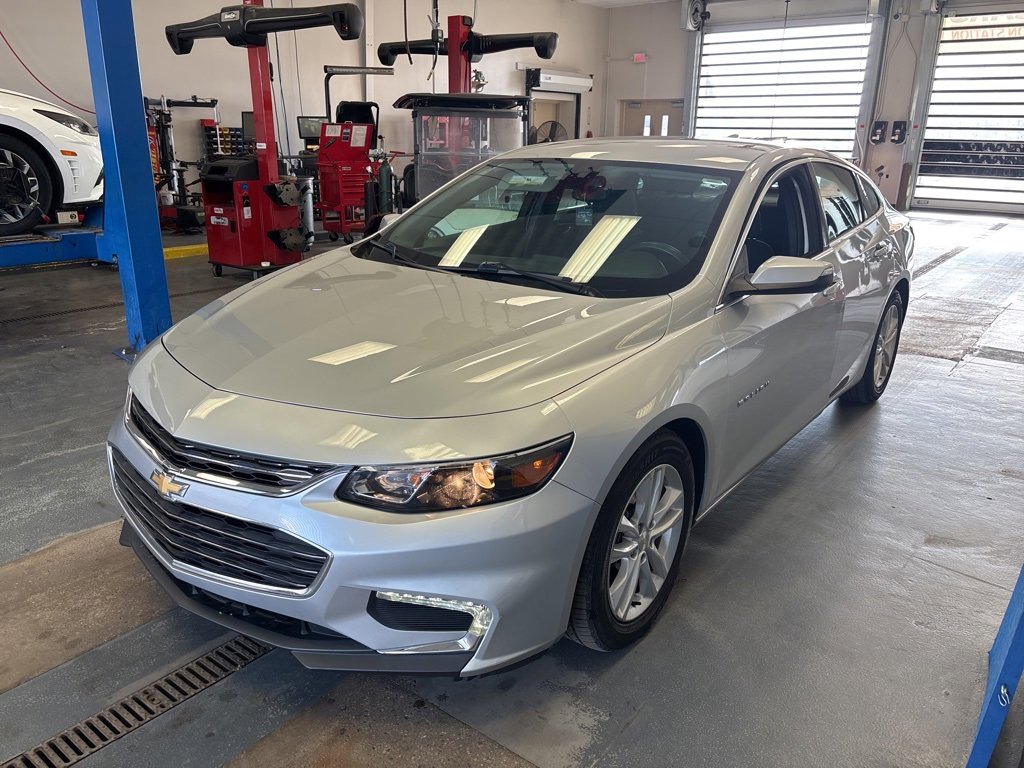 Used 2017 Chevrolet Malibu LT image 2