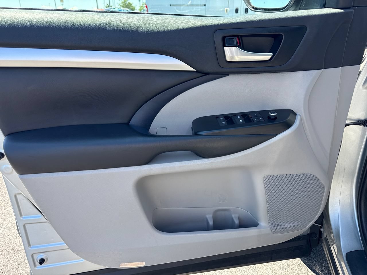 Used 2019 Toyota Highlander XLE FWD image 17