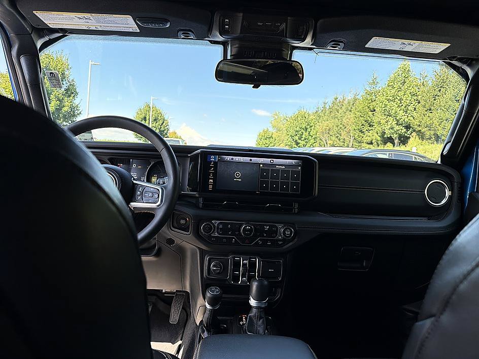 Used 2024 Jeep Wrangler Unlimited Sahara w/ Safety Group AWD/4WD image 18