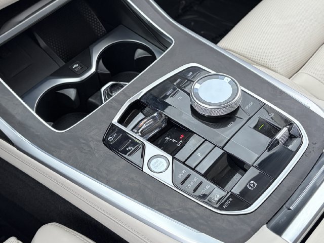 Used 2025 BMW X7 xDrive40i w/ Premium Package AWD/4WD image 32